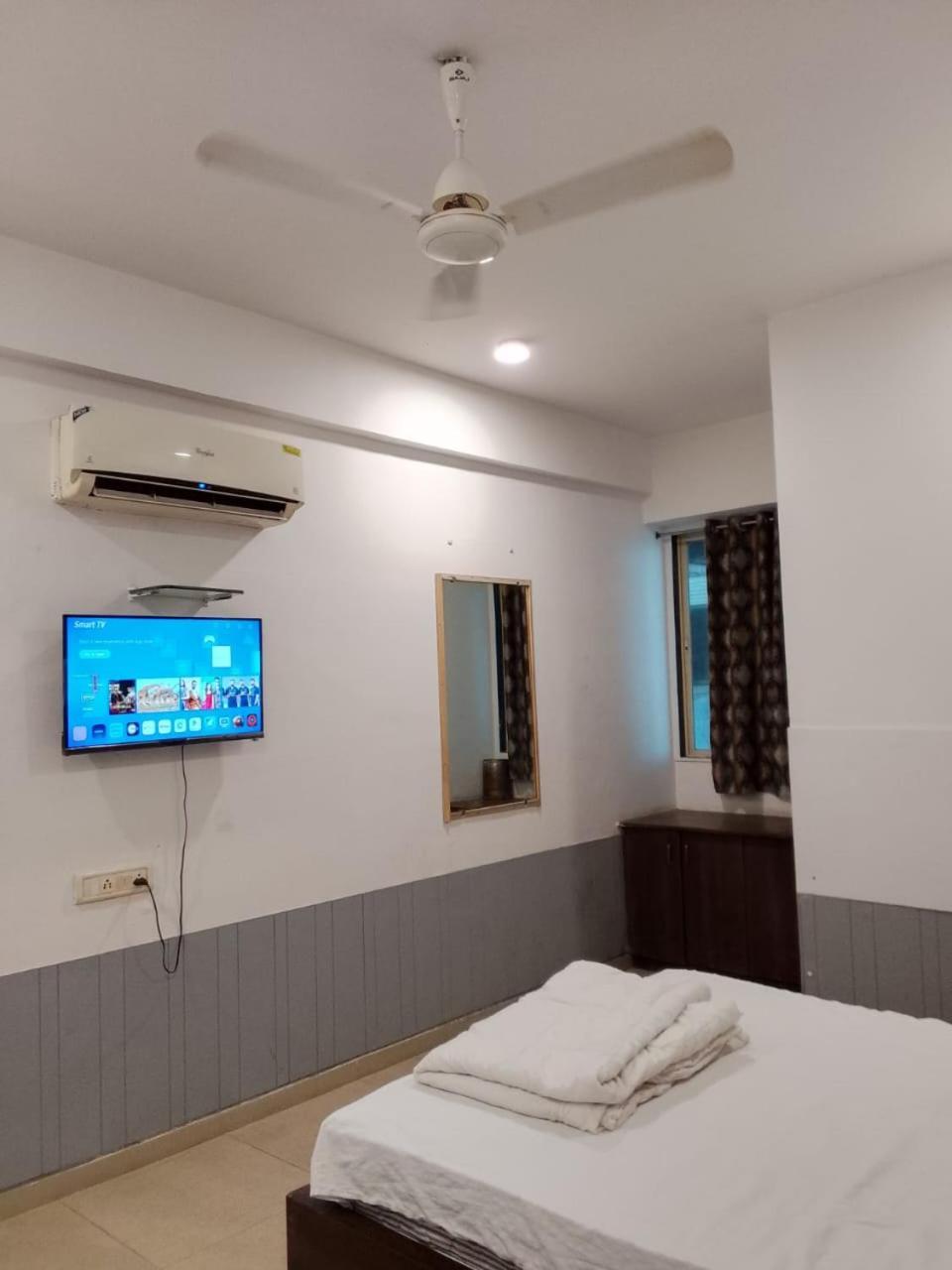 Infinity Rooms & Banquet Σουράτ Εξωτερικό φωτογραφία