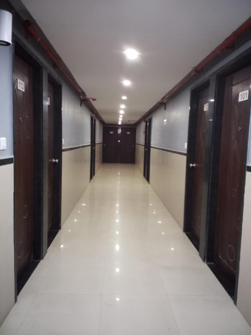 Infinity Rooms & Banquet Σουράτ Εξωτερικό φωτογραφία
