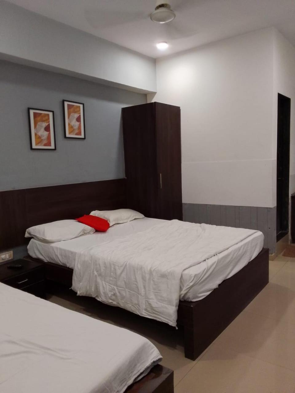 Infinity Rooms & Banquet Σουράτ Εξωτερικό φωτογραφία
