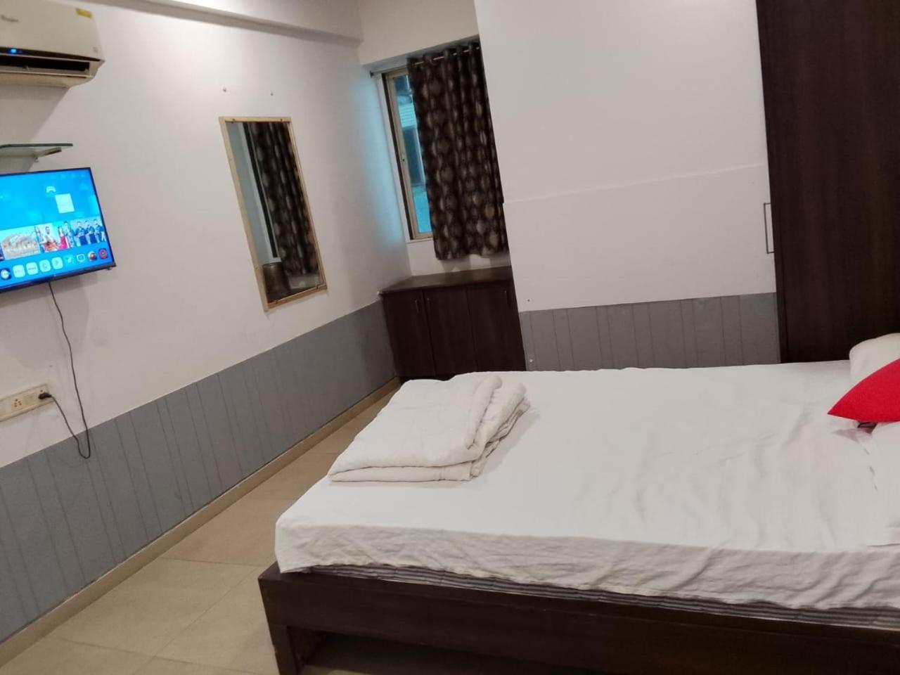 Infinity Rooms & Banquet Σουράτ Εξωτερικό φωτογραφία